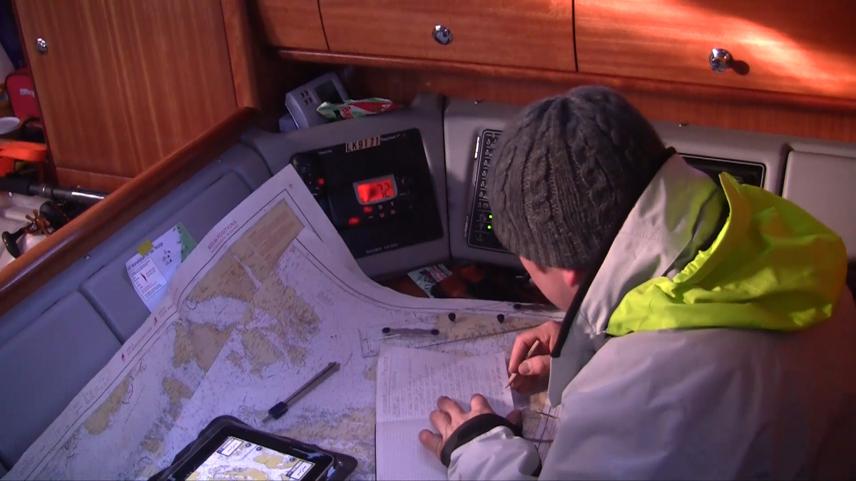 Путешествие по Норвежским фьордам. На штурманском столике бумажные карты и... на всякий случай планшет с навигационной программой))