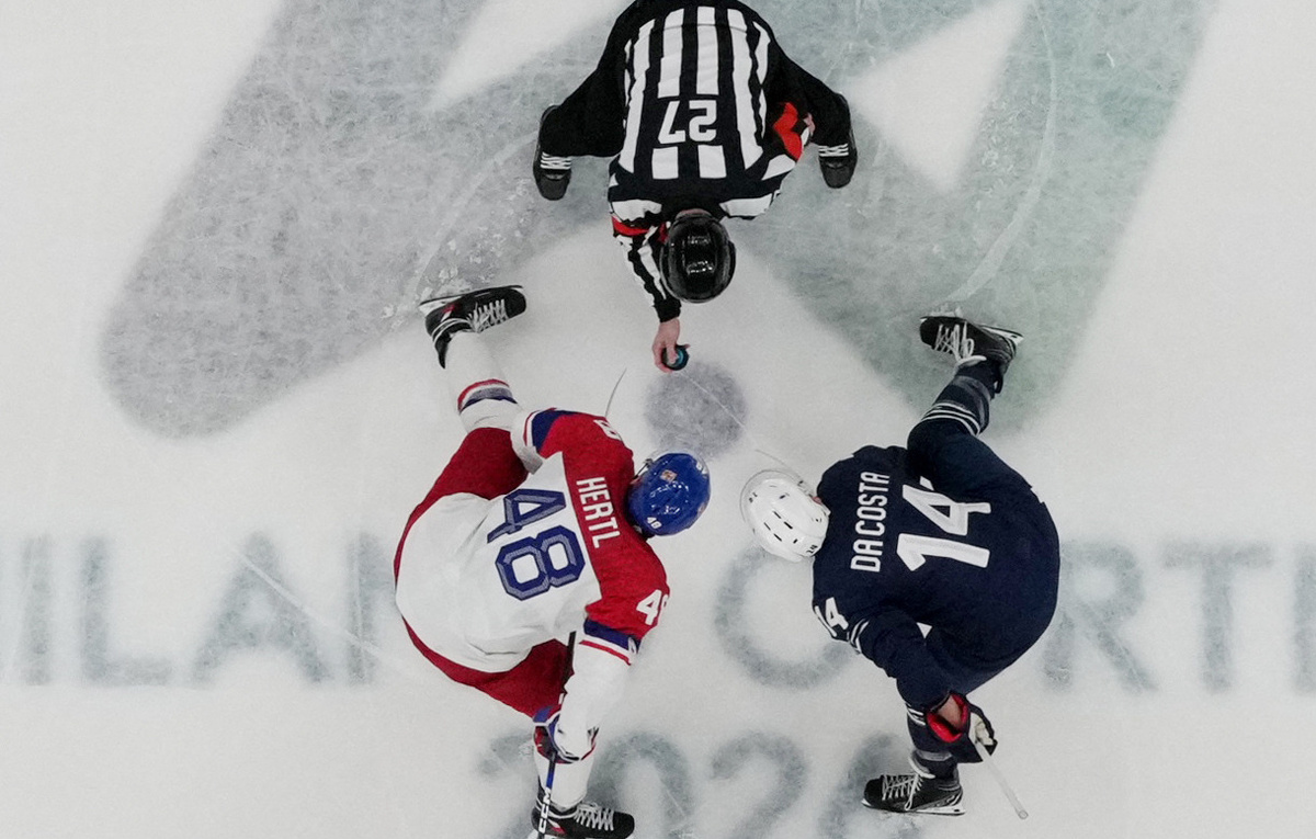    Нападающий сборной Чехии Томаш Гертл, судья Эрик Фурлатт и нападающий сборной Франции Стефан Да Коста  REUTERS/Marton Monus