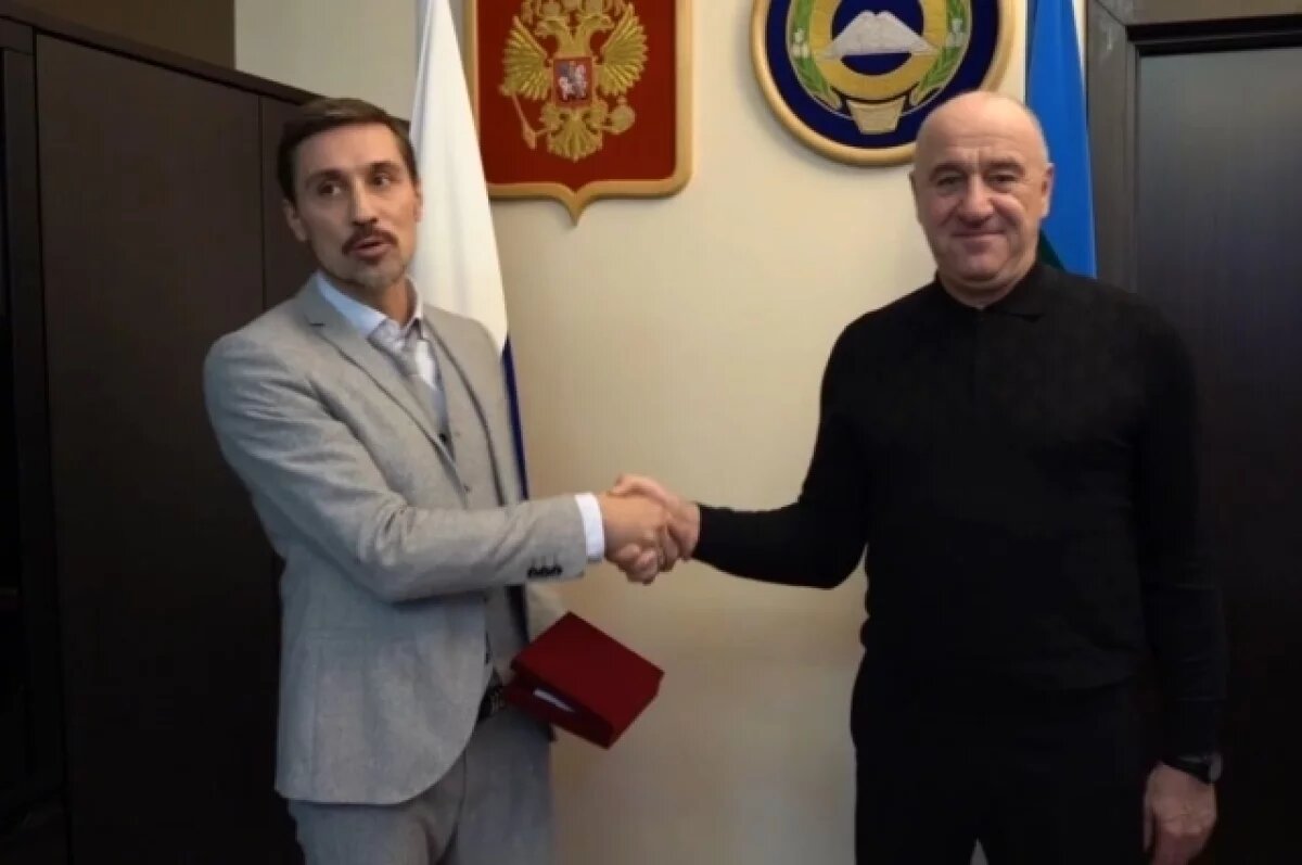    Темрезов вручил Диме Билану нагрудный знак Народного артиста КЧР