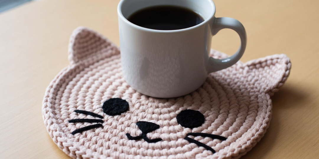 Вязаная крючком подставка под кружку это практичный и душевный подарок, который сочетает функциональность и рукодельный стиль.