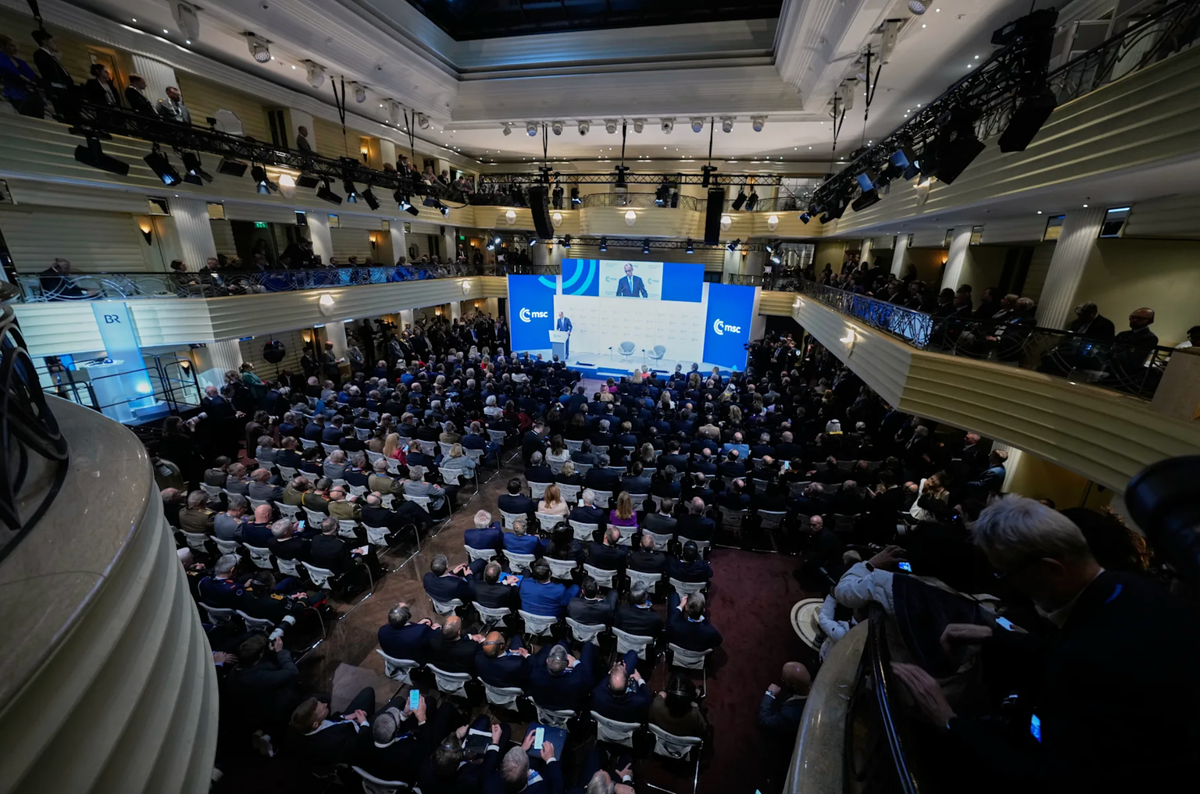 Зал на конференции по безопасности в Мюнхене переполнен во время выступления Мерца © AP/Michael Probst