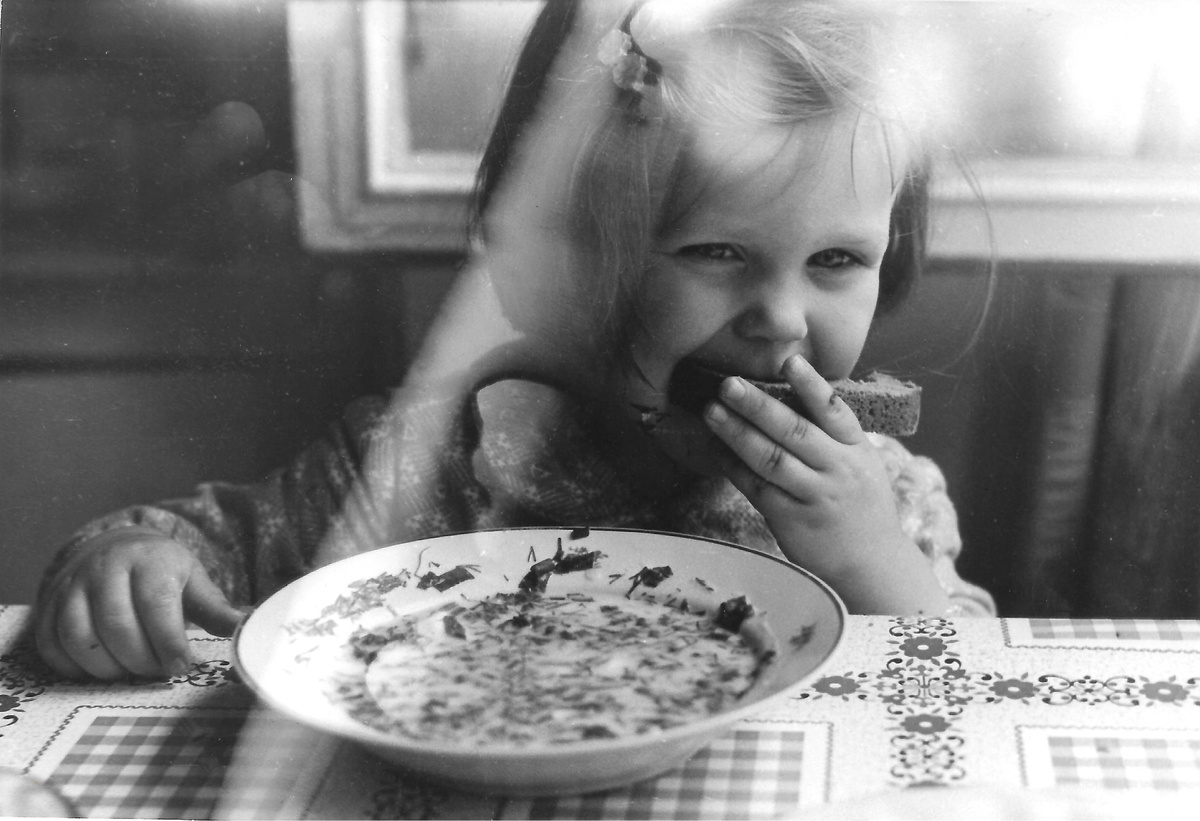 "Внучка обедает", 1984 год. Фото: В.Скворцов.