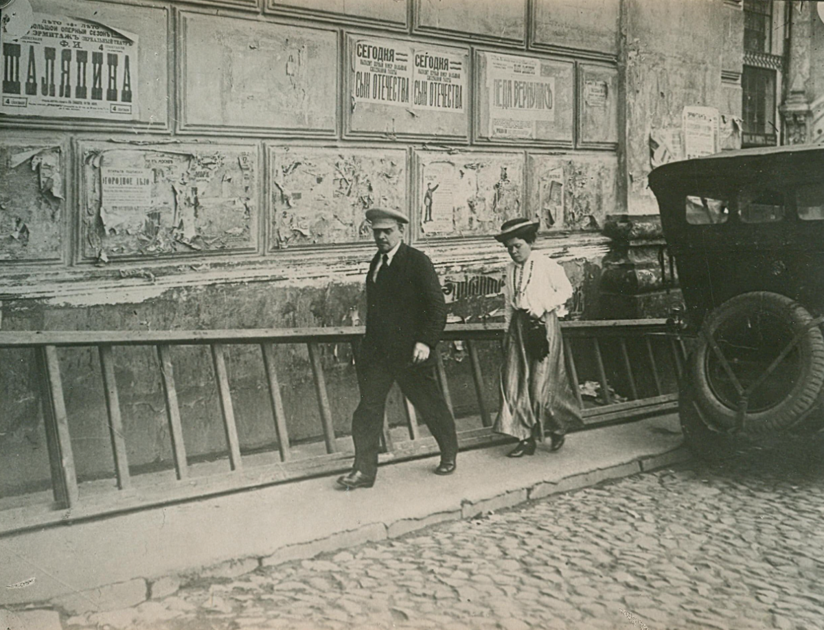 Смирнов Н. Фотография. В. И. Ленин и М. И. Ульянова направляются в Большой Театр на заседание V-го Всероссийского съезда Советов. 5 июля 1918 г.
