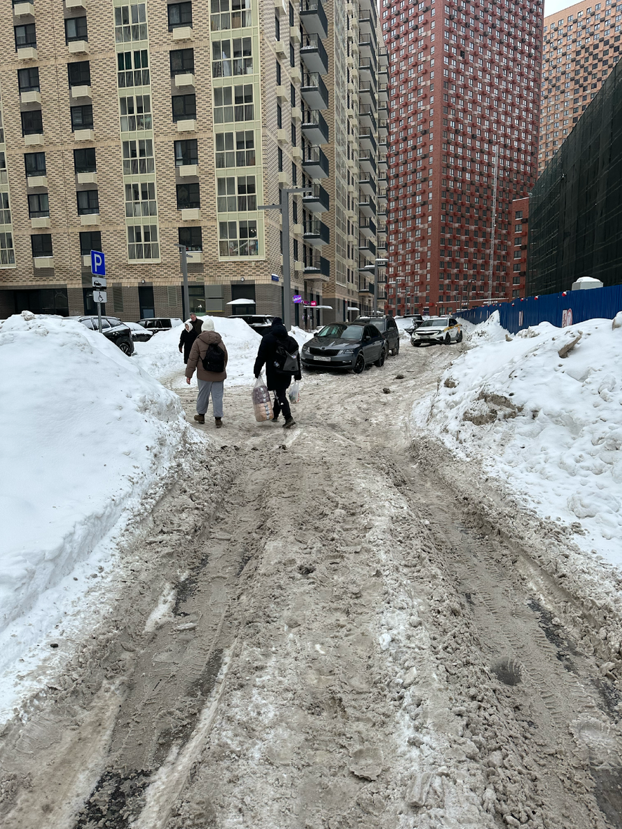 Снег у нового дома чистить, конечно, никто не собирается. И ладно что проехать тяжело, так не пройдёшь нормально.