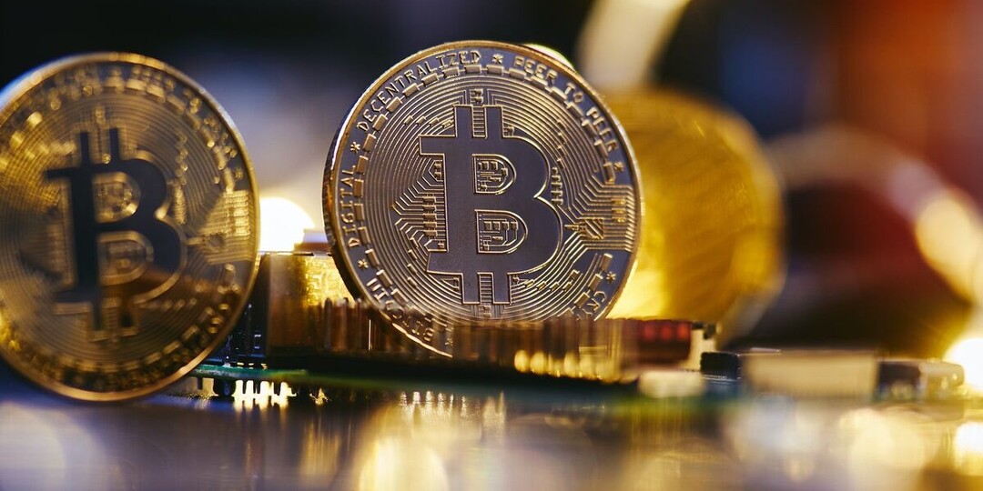 Биткоин после четырех дней снижения перешел к росту