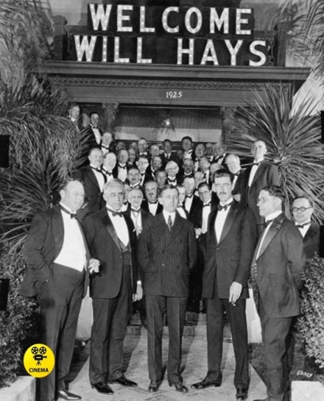 Члены Американской Ассоциации кинопроизводителей и кинопрокатчиков США. В центре её первый президент  Уильям Хейс.