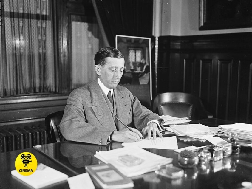  Уильям Хейс в рабочем кабинете.