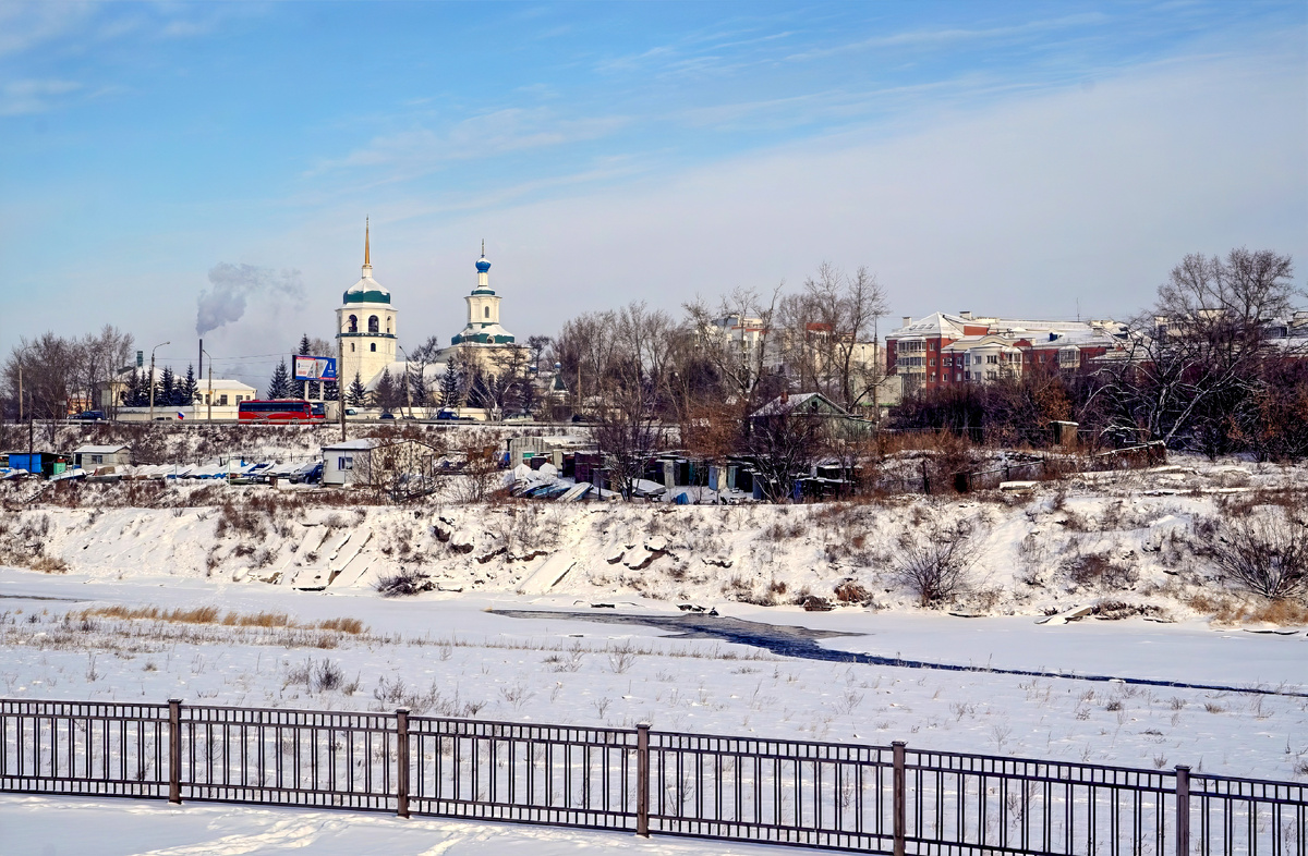Вид на Знаменский монастырь с левого берега реки Ушаковки недалеко от места впадения ее в Ангару 