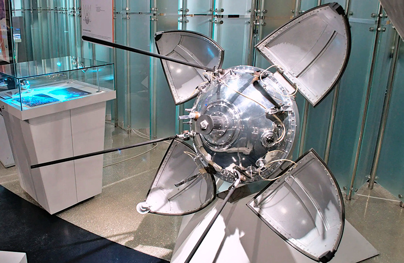 Копия посадочного модуля «Луна-9» в Музее космонавтики в Москве.