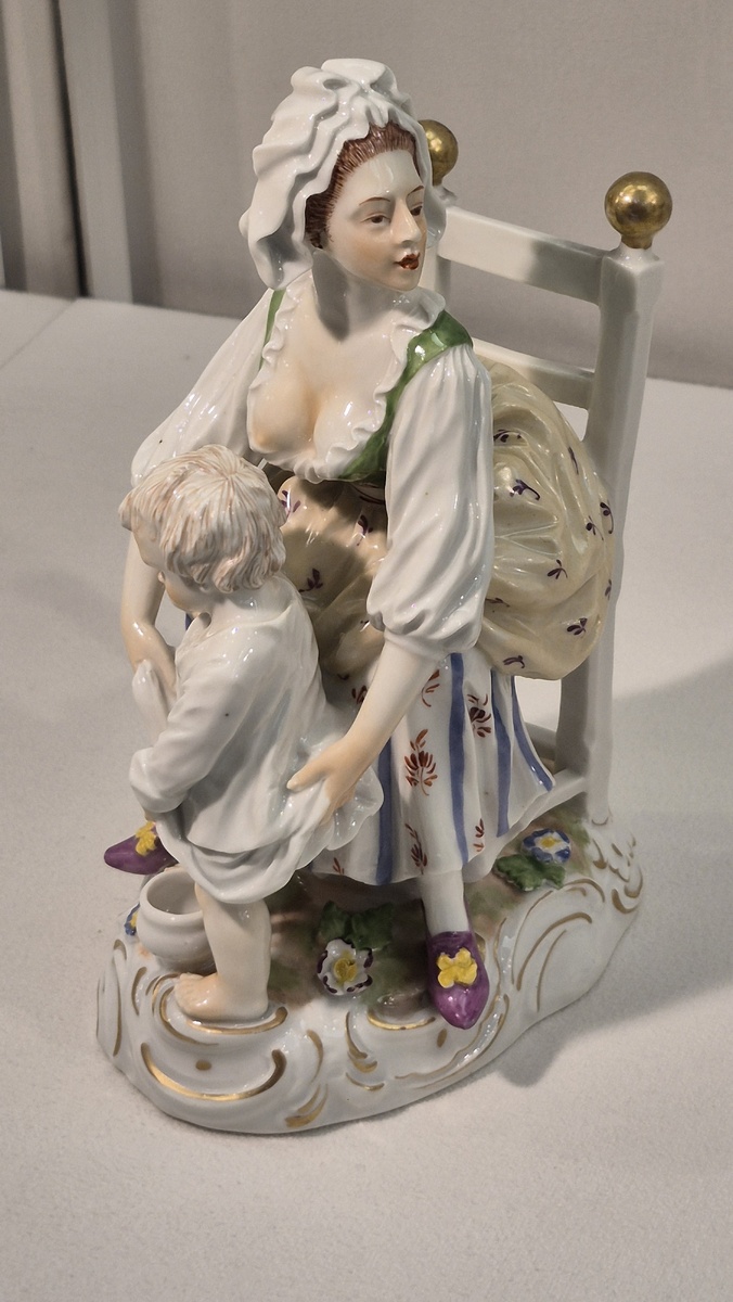 Венская фарфоровая мануфактура. Австрия Скульптурная группа "Хорошая мать", 1802 г. Фарфор, полихромная надглазурная роспись, золочение.