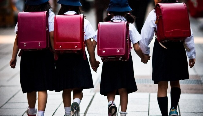 Ученики младших классов носят одинаковые рюкзаки. / Фото: grazia.ru