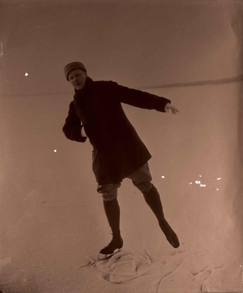 Карл Карлович Булла (1853—1929)
Ф. И. Шаляпин на катке в усадьбе «Пенаты»
1914
Фотография 
НИМ РАХ