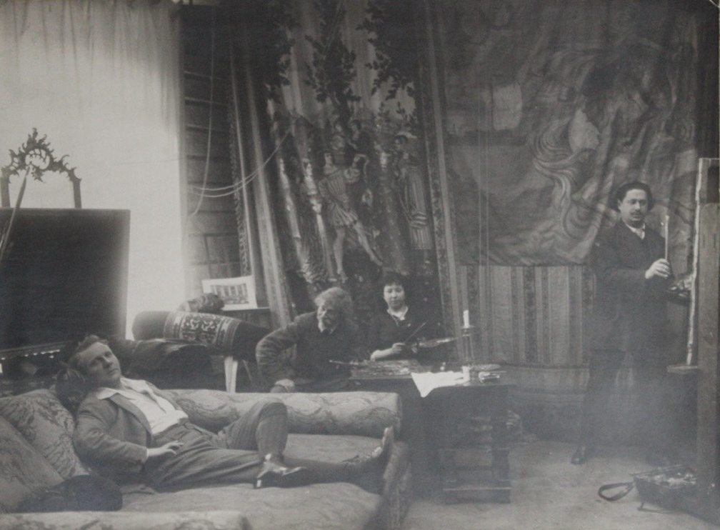 Карл Карлович Булла (1853—1929)
И. Е. Репин, В. И. Репина и Ю. И. Репин работают в «Пенатах» над портретом Ф. И. Шаляпина
1914
Фотография 
НИМ РАХ