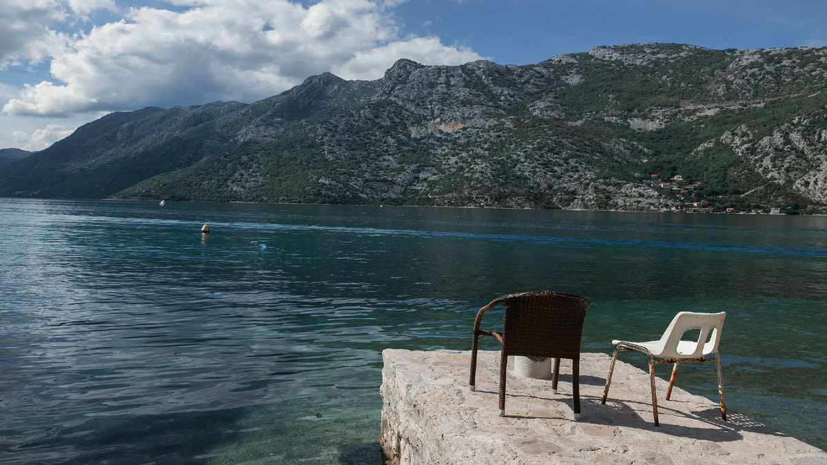 "Полако" значит неторопясь. Берег города Пераст. Черногория.