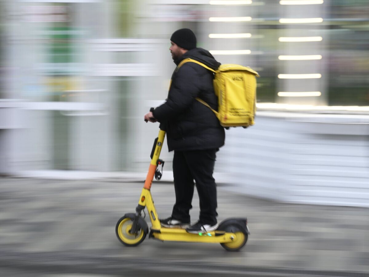    Курьер службы доставки "Яндекс Go"© РИА Новости . Илья Питалев