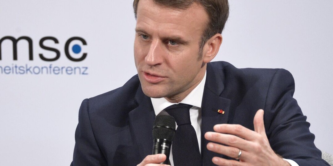 Макрон заявил, что решил создать прямой канал связи с Россией