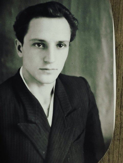  На фото: поэт Валентин Сорокин в юности. Из архива Лидии Сычёвой.