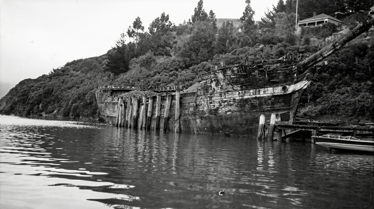 Старинное судно каторжников