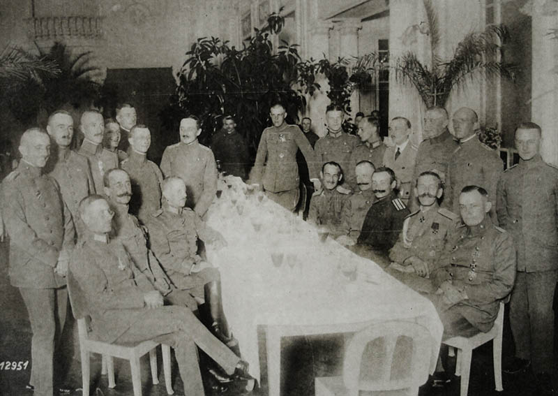 Представители Донского правительства в гостях у штаба Германского командования в г. Ростове-на-Дону в «Палас Отеле»: генерал-майор М. А. Измайлов, подпоручик А. И. Байдук, полковник Герасимов, полковник Бобренков. 1918 г. ГАРФ     Вы поняли, уважаемые читатели, кто у кого в гостях?
