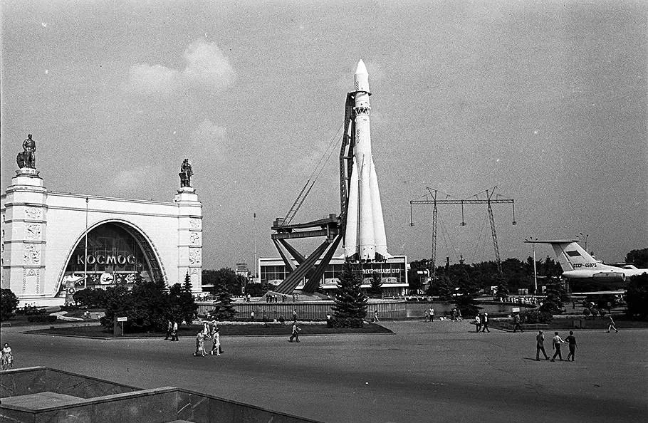 1. Старые фотографии ВДНХ. Ракета Восток. Из открытых источников.