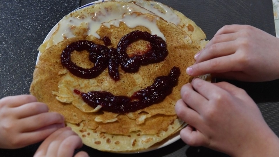 Гастроэнтеролог Мазько призвала съедать не больше двух блинов в день