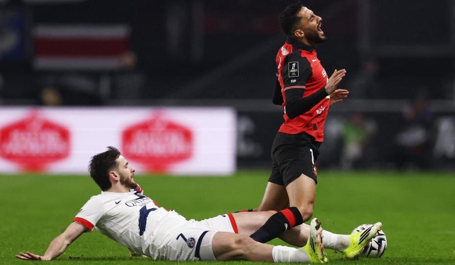    Хвича Кварацхелия жестко отрабатывает в обороне. Фото: Reuters