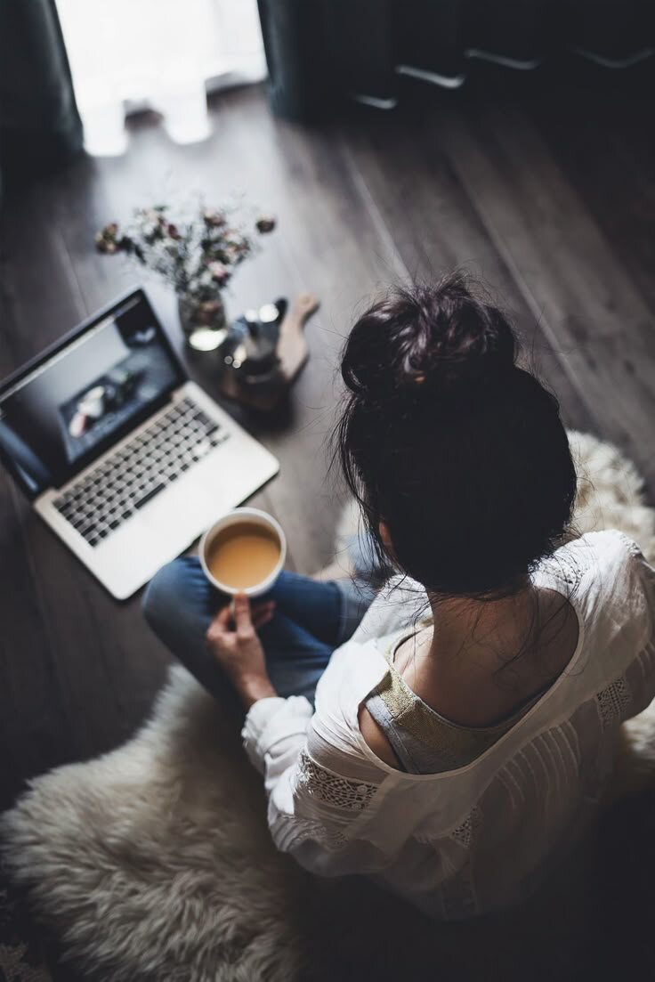 15 минут обзора недели часто дают больше ясности, чем ещё один час работы.