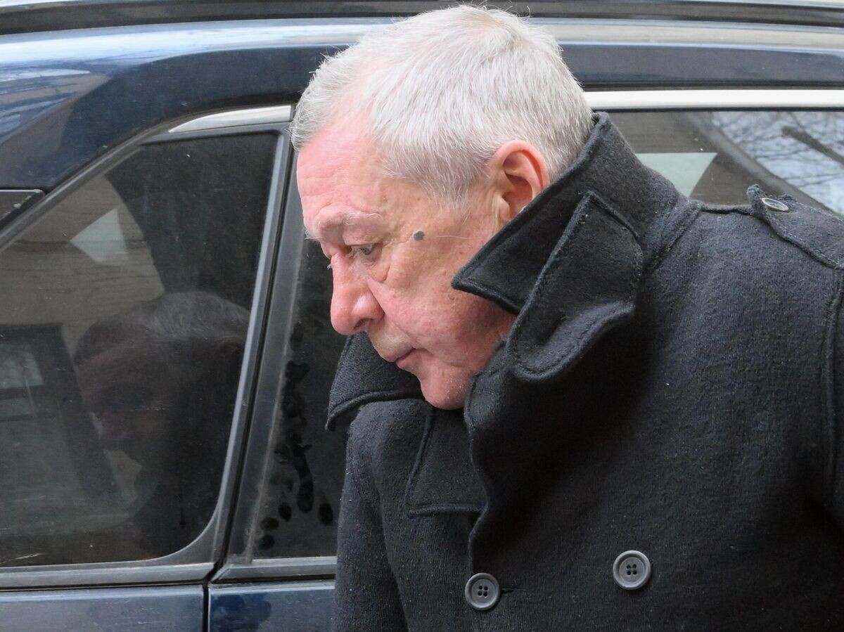    Актер Михаил Ефремов, освободившийся из колонии, у своего дома в Москве | © РИА Новости / Алексей Майшев