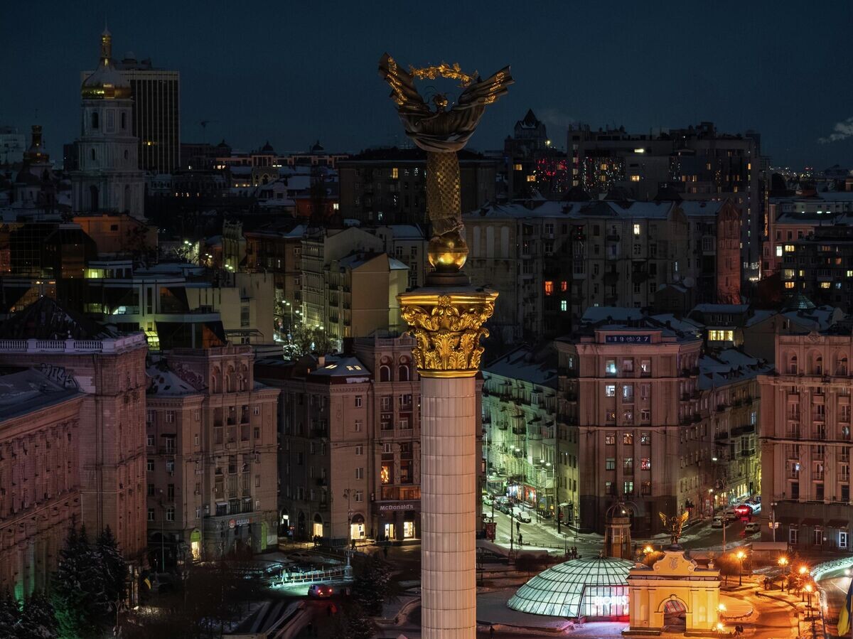    Площадь Независимости в Киеве во время отключения света | © AP Photo / Vladyslav Musiienko