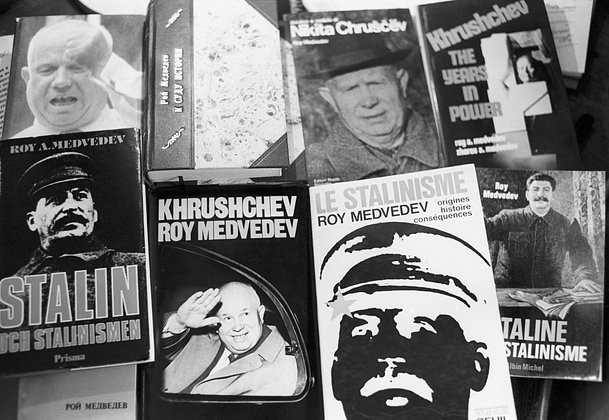    Книги писателя Роя Медведева, изданные за рубежом. Фото: Анатолий Морковкин / ТАСС