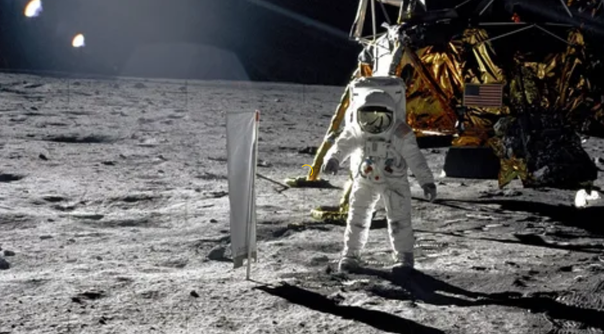 «Аполлон-11» (англ. Apollo 11) — американский пилотируемый космический корабль серии «Аполлон», в ходе полёта которого 20 июля 1969 года жители Земли впервые в истории совершили посадку на поверхность Луны. 