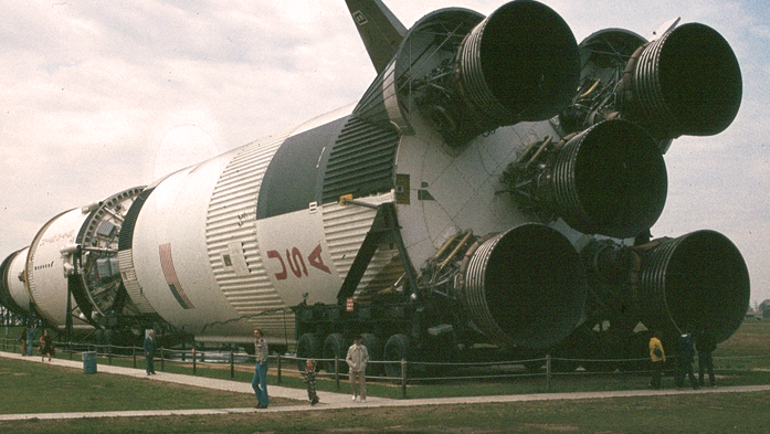 «Сатурн-5» (англ. Saturn V) — американская сверхтяжёлая ракета-носитель семейства Сатурн. Разработана инженером в области ракетной технологии Вернером фон Брауном с целью отправки пилотируемых космических кораблей «Аполлон» на Луну.
