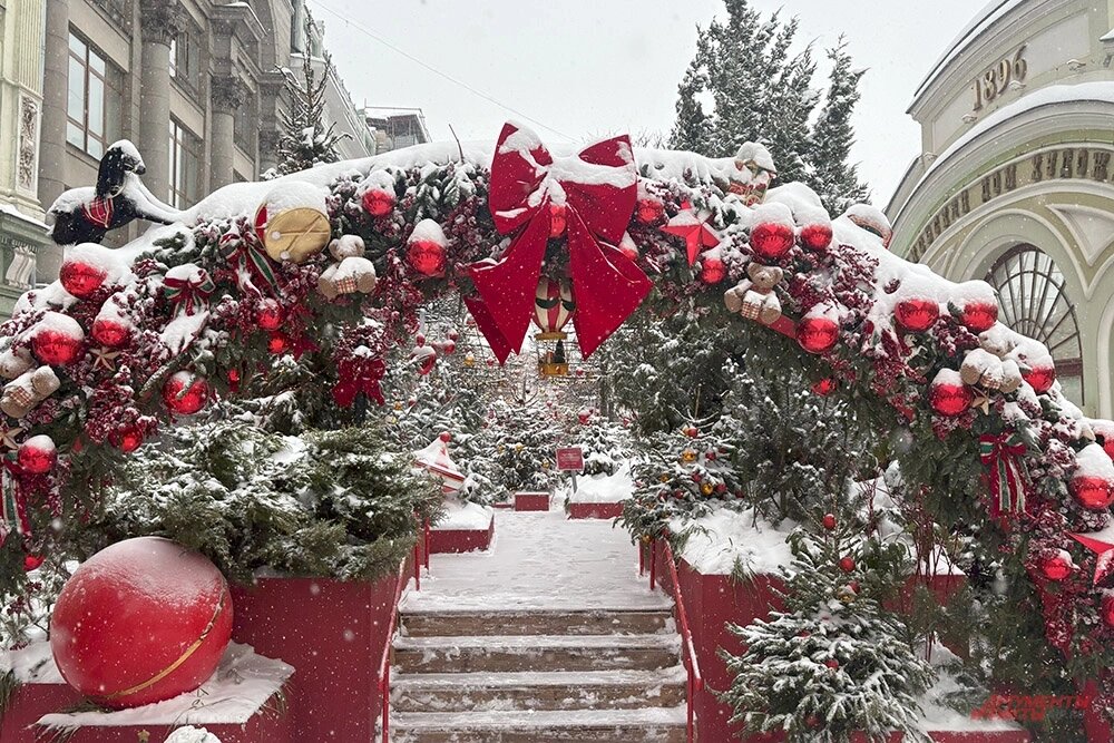    День влюбленныхСочетание зимней строгости елей и теплой, даже легкомысленной романтики сердец рождает необычный визуальный образ. Фото: АиФ/ Олег Морозов/Егор Борзов