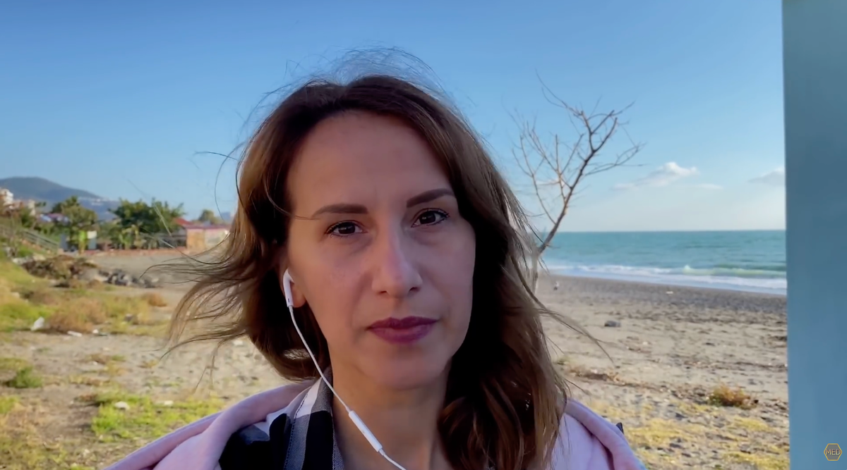 И всё это время наша адаптация проходит буквально под прицелом камер — вы видите нашу жизнь, быт, радости, море, солнце, спокойствие.

Но сегодня — без розовых очков.

Не потому что здесь плохо.
А потому что честность важнее красивой картинки.

🇹🇷 Работы для иностранцев здесь почти нет

Меня часто спрашивают:
«А как с работой в Турции? Можно ли устроиться?»

Отвечаю прямо: сложно. Очень сложно.

Зарплаты по местным меркам низкие, а для россиянина — тем более. И самое главное — без рабочей визы работать нельзя.

А рабочую визу делает только работодатель.
Либо вы открываете бизнес.

Но тут нюанс: если вы открываете компанию, вы обязаны официально трудоустроить несколько граждан Турции и платить им зарплату + страховки. Это серьёзные расходы. Это не “сам себе ИП и пошёл стричь”.

Турция — страна, где к легальности относятся очень строго.