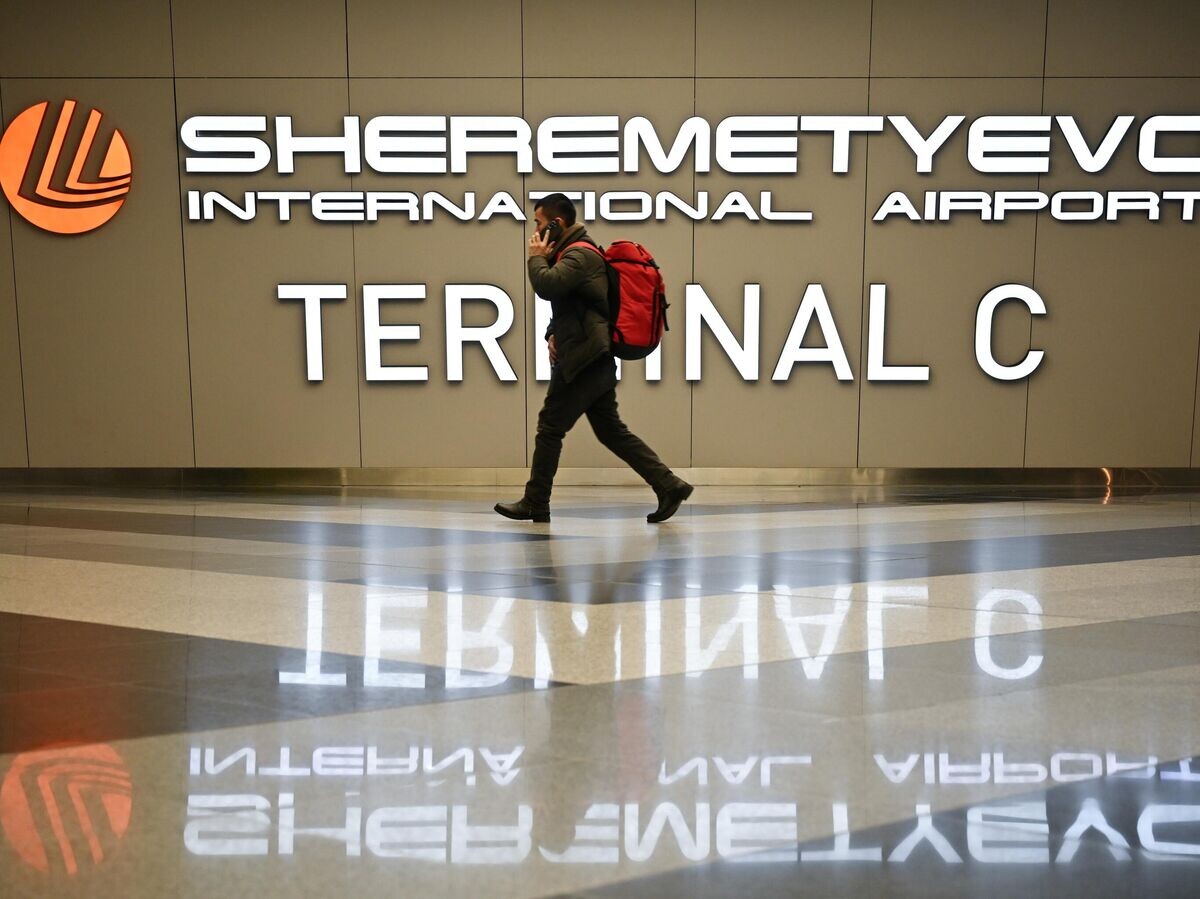    Пассажир в терминале международного аэропорта Шереметьево | © РИА Новости / Максим Блинов