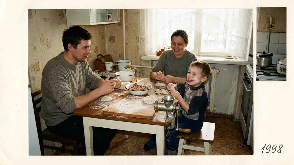 1998 год научил нас главному: домашние пельмени — это не просто еда, это антикризисная психотерапия. Когда лепишь всей семьёй, страх перед завтрашним днём отступает, а вкус остаётся навсегда.