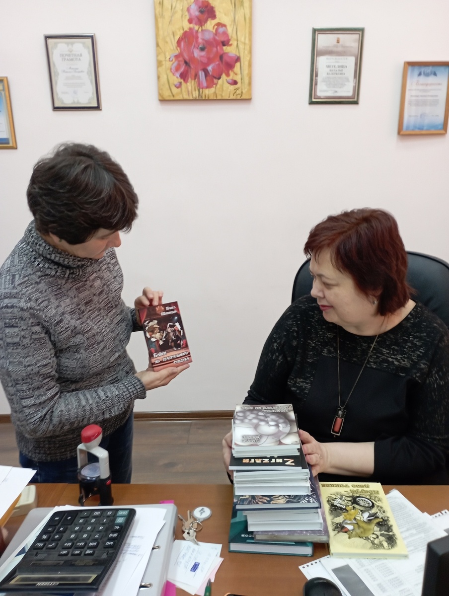 Представление подарка. Директор библиотеки - Метелица Н. В. Фото Евгении Блинчик