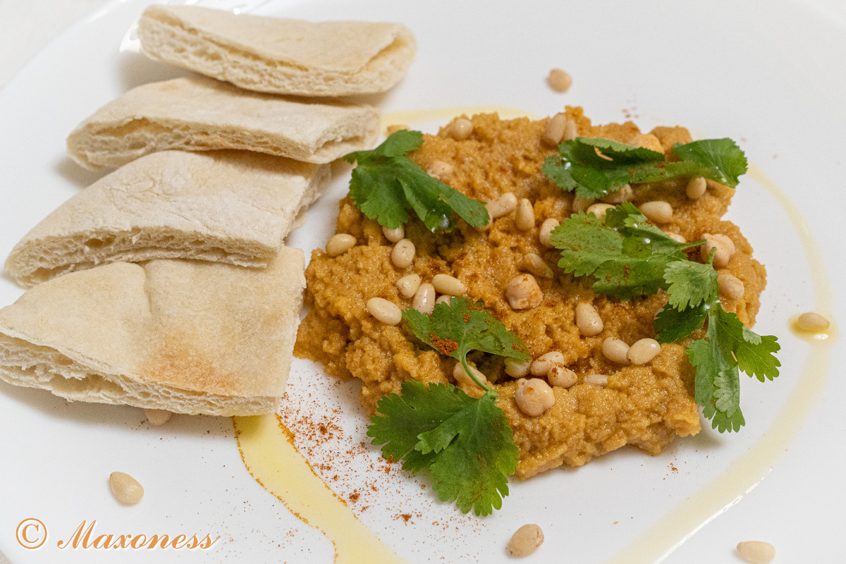Хумус с питой на закваске. Еврейская кухня