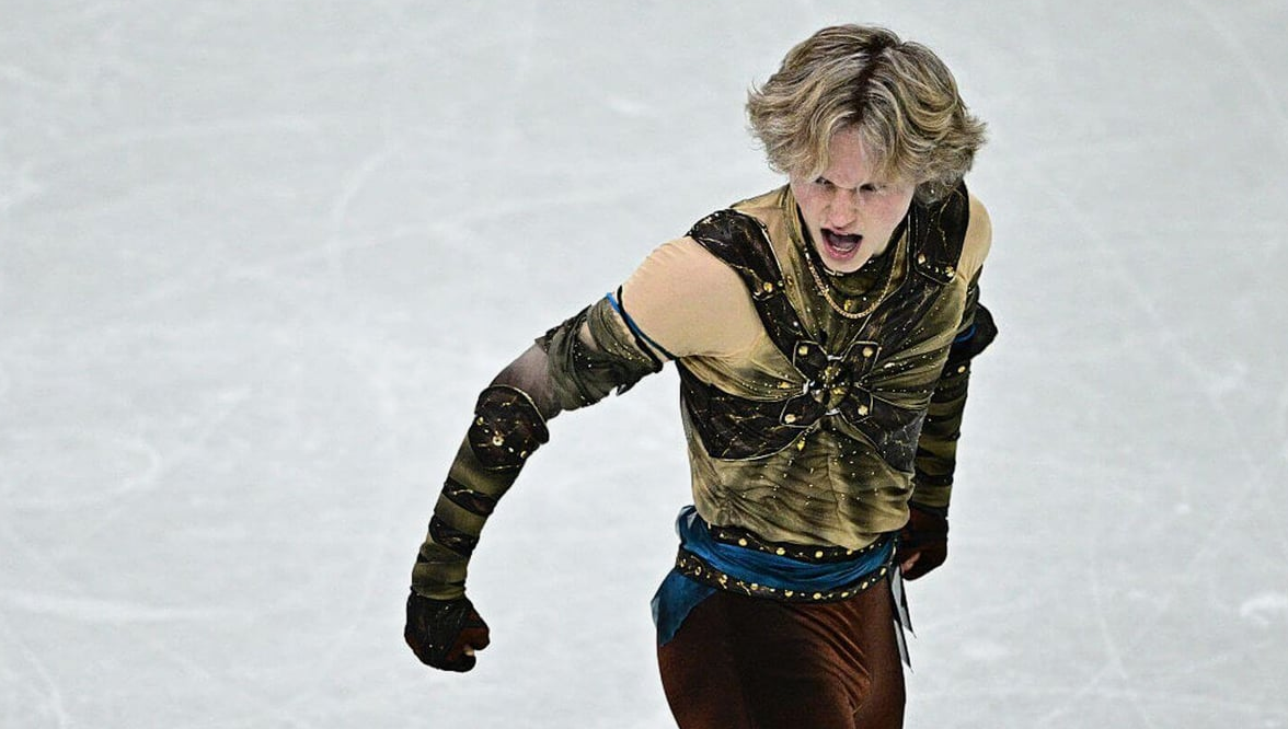 У него ещё и костюмы полный капец, даже по фигуре не сидят 