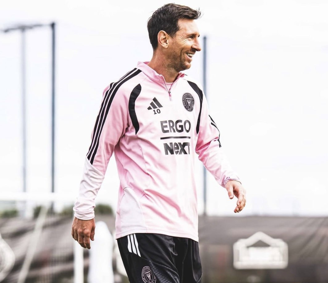 Месси выступал за «Барселону» с 2004 по 2021 год, став легендой клуба и его капитаном. В составе «Барселоны» он выиграл множество трофеев, включая титулы Ла Лиги и Лиги чемпионов УЕФА. На фото запечатлен момент празднования, вероятно, после забитого гола или победы в матче, что подчеркивает его роль лидера команды. За свою карьеру в «Барселоне» он получил рекордное количество «Золотых мячей». 