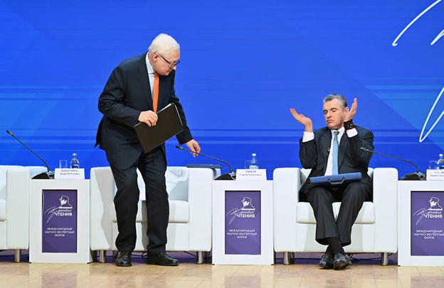 С. Рябков и Л. Слуцкий на "Жириновских чтениях". Фото: Игорь Иванко, Коммерсантъ 