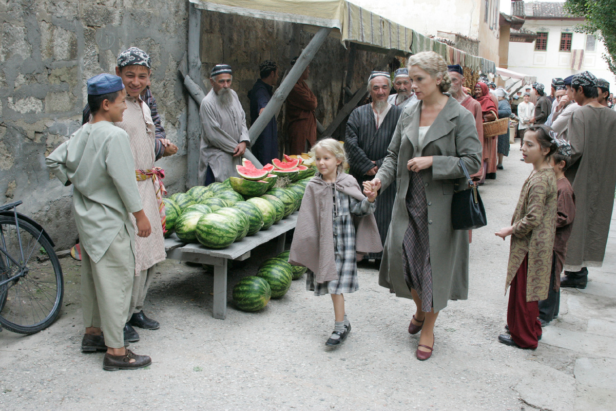 Кадр из сериала «Анна Герман», в роли маленькой Ани Анна Кирина, в роли ее мамы Мария Порошина