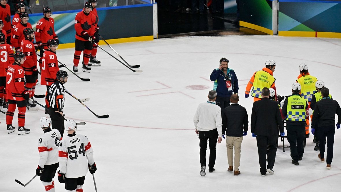    Кевина Фиалу увозят со льда на носилках. AFP