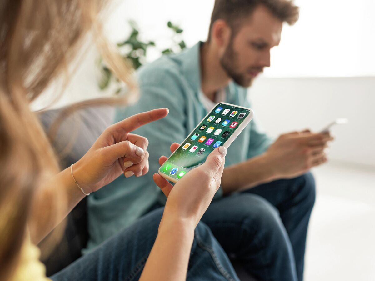    Молодые люди изучают настройки смартфонов | © Depositphotos.com / HayDmitriy