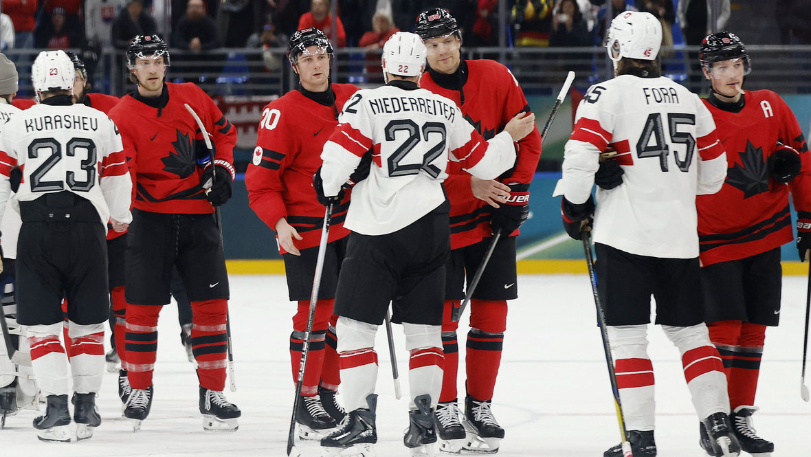    Игроки сборной Канады и Швейцарии после игры. Reuters