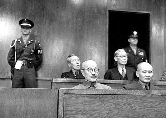 Премьер-министр Японии Хидэки Тодзио, за которым в 1941 году было последнее слово в выборе плана направления нападения - на США или СССР. Фото сделано на Токийском Международном военном трибунале для Дальнего Востока в 1946 году. Рядом с Тодзио - адмирал Ока Такадзуми