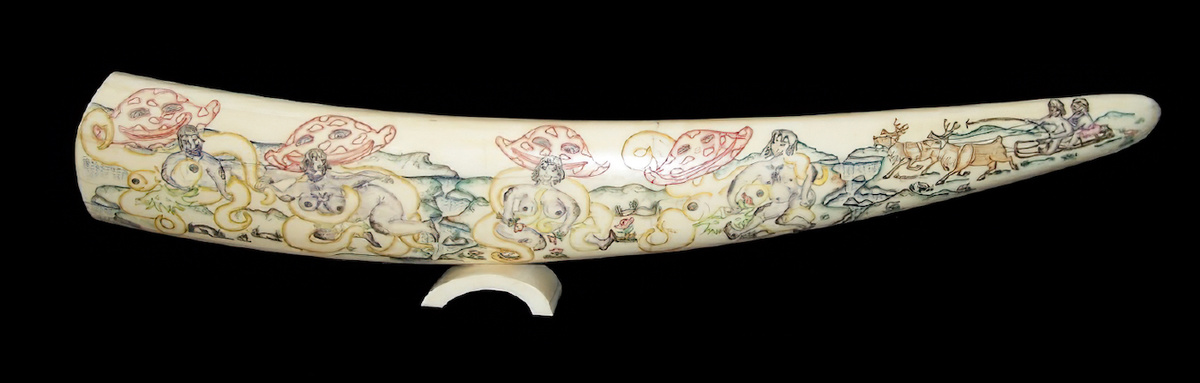 Изделия из моржовой кости и оленьего рога — традиционные материалы северного косторезного искусства.