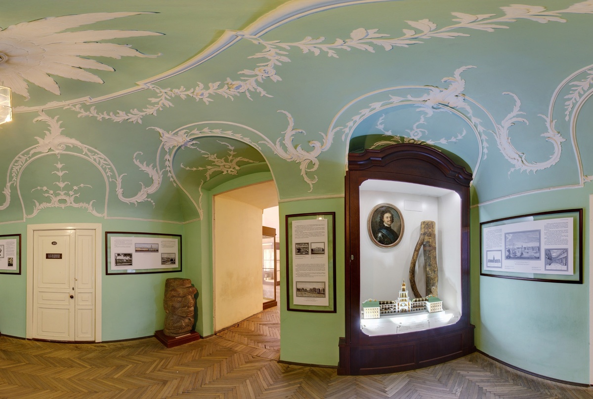 Здание и экспозиции Кунсткамеры — одного из старейших музеев России, где хранятся коллекции народов Севера.