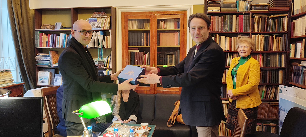 Здание и экспозиции Кунсткамеры — одного из старейших музеев России, где хранятся коллекции народов Севера.