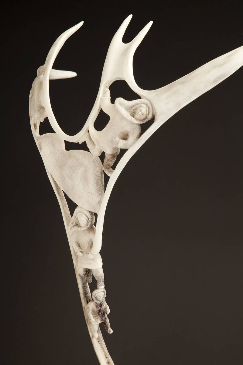 Изделия из моржовой кости и оленьего рога — традиционные материалы северного косторезного искусства.